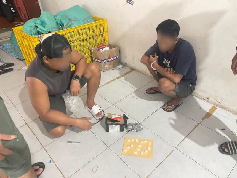 Pelaku saat diciduk polisi di dalam kediamannya. (Foto: Istimewa/Humas Polres Mimika)