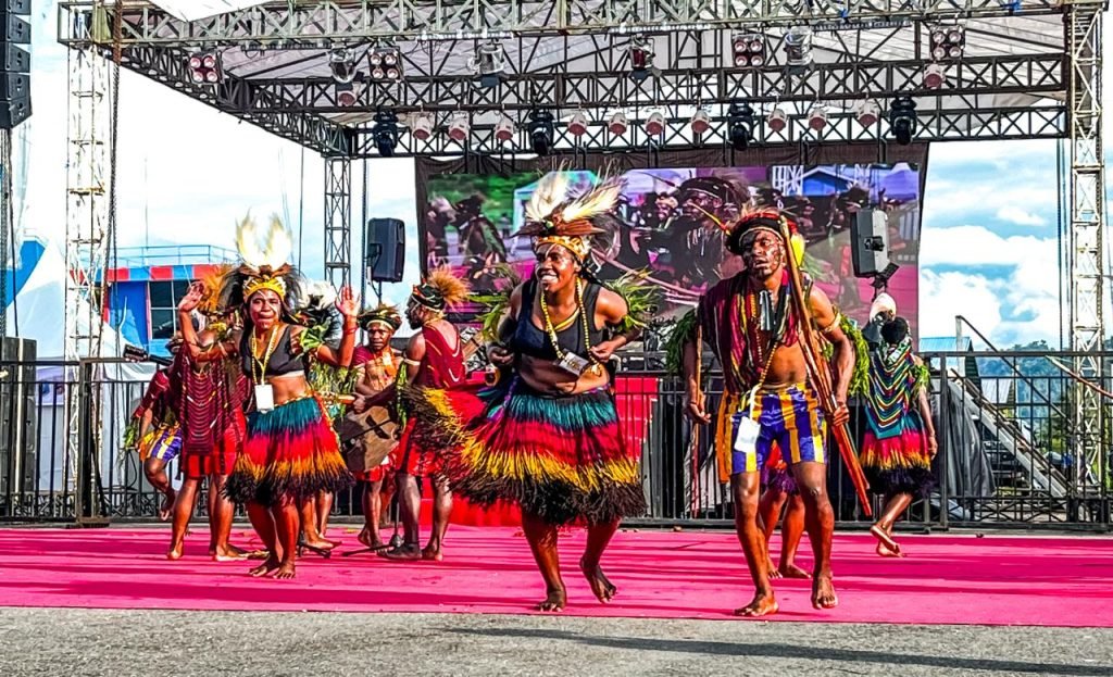Penampilan dari Kabupaten Puncak dalam lomba sendratari Festival Budaya Pelajar Papua Tengah 2025 di Lapangan Bandara Lama Nabire, Jumat (5/9/2025). (Foto: Galeri Papua/Endy Langobelen)