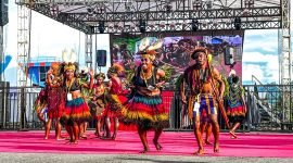 Penampilan dari Kabupaten Puncak dalam lomba sendratari Festival Budaya Pelajar Papua Tengah 2025 di Lapangan Bandara Lama Nabire, Jumat (5/9/2025). (Foto: Galeri Papua/Endy Langobelen)