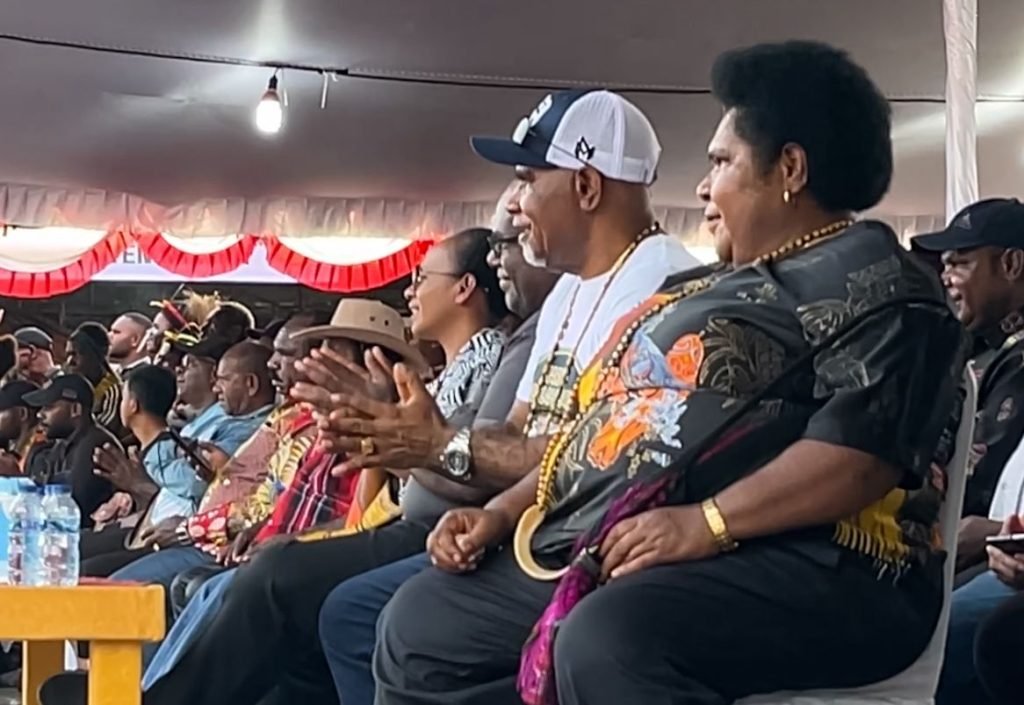 Gubernur Papua Tengah, Meki Nawipa, dan Wakil Gubernur, Deinas Geley, hadir langsung menyaksikan penampilan peserta lomba sendratari pada Festival Budaya Pelajar Papua Tengah 2025 di Lapangan Bandara Lama Nabire, Jumat (5/9/2025). (Foto: Galeri Papua/Endy Langobelen)