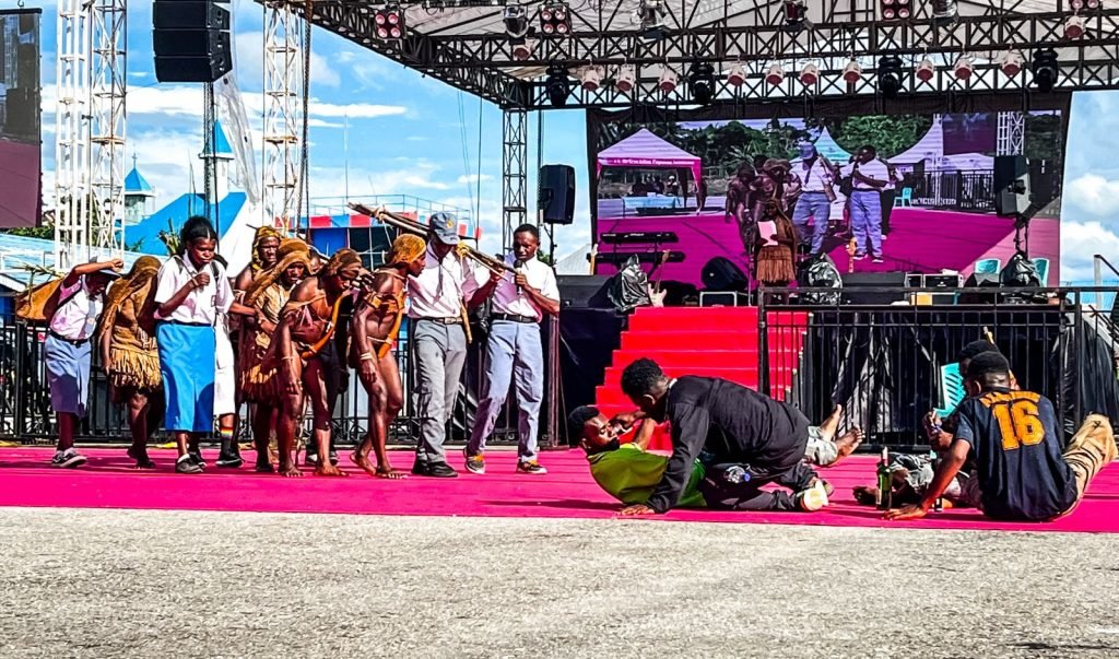 Penampilan dari Kabupaten Paniai dalam lomba sendratari Festival Budaya Pelajar Papua Tengah 2025 di Lapangan Bandara Lama Nabire, Jumat (5/9/2025). (Foto: Galeri Papua/Endy Langobelen)