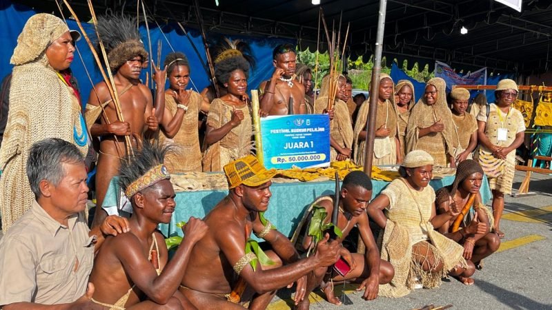 Peserta Kabupaten Dogiyai meraih juara I dalam Festival Budaya Pelajar Papua Tengah 2025 di Nabire. (Foto: Galeri Papua/Endy Langobelen)