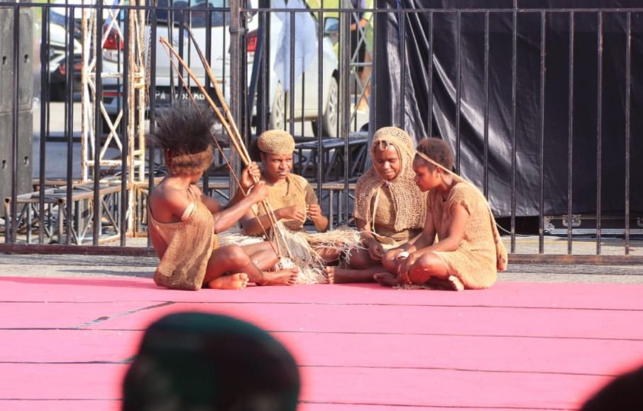 Peserta dari Kabupaten Dogiyai membawakan tarian dalam momen penutupan Festival Budaya Pelajar Papua Tengah 2025 di Nabire. (Foto: Istimewa)