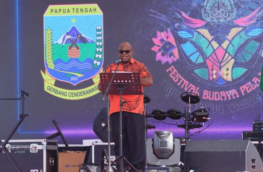 Gubernur Papua Tengah, Meki Nawipa, saat membawakan sambutan sekaligus menutup seluruh rangkaian acara Festival Budaya Pelajar Papua Tengah 2025 di Nabire. (Foto: Istimewa)