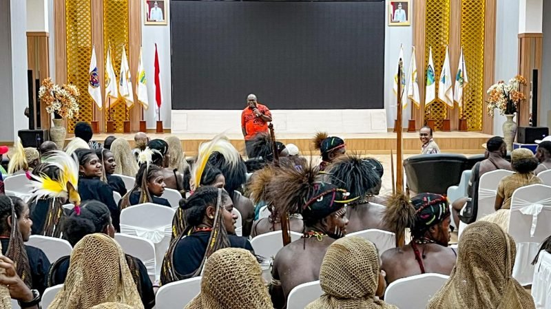 Gubernur Papua Tengah, Meki Nawipa menjanjikan hadiah laptop kepada seluruh peserta Festival Budaya Pelajar Papua Tengah 2025 dan guru pendamping. (Foto: Galeri Papua/Endy Langobelen)