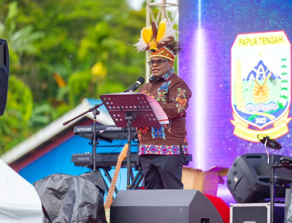 Gubernur Papua Tengah, Meki Nawipa, membawakan sambutan dalam kegiatan Festival Budaya Pelajar Papua Tengah 2025. (Foto: Galeri Papua/Endy Langobelen)