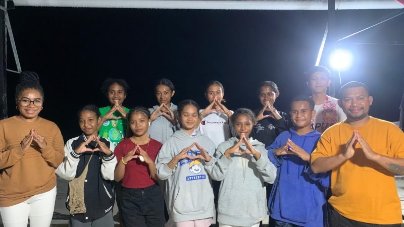 Foto bersama Founder dan Ketua Umum TIFA beserta sejumlah anggota, di lantai 2 Sekretariat TIFA. (Foto: Galeri Papua/Ahmad)