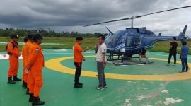 Tim SAR gabungan melakukan koordinasi untuk melakukan evakuasi helikopter PK-IWS milik PT Intan Jaya besok pagi. (Foto: Istimewa/Tangkapan layar video SAR Timika)