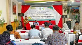 Kepala Dinas Kesehatan Provinsi Papua Tengah, dr. Agus, membawakan sambutan dalam kegiatan rapat monitoring dan evaluasi perencanaan serta koordinasi teknis tahun 2025 di Hotel JDF, Jalan Semarang, Nabire, Kamis (11/9/2025). (Foto: Galeri Papua/Endy Langobelen)