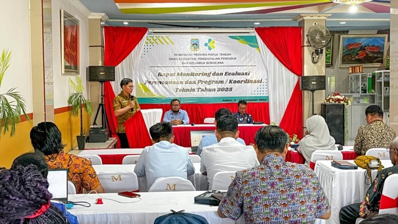 Kepala Dinas Kesehatan Provinsi Papua Tengah, dr. Agus, membawakan sambutan dalam kegiatan rapat monitoring dan evaluasi perencanaan serta koordinasi teknis tahun 2025 di Hotel JDF, Jalan Semarang, Nabire, Kamis (11/9/2025). (Foto: Galeri Papua/Endy Langobelen)