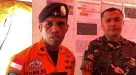 Pelaksana Harian (Plh) Kepala Kantor Pencarian dan Pertolongan Timika, Charles Y. Batlajery (kiri). (Foto: Galeri Papua/Ahmad)