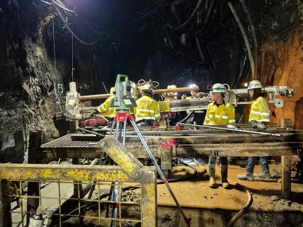 Upaya penyelamatan tujuh karyawan PT Freeport Indonesia yang terjebak akibat longsor wet muck di area tambang bawah tanah Grasberg Block Cave (GBC). (Foto: Istimewa/Dok. PT Freeport Indonesia)