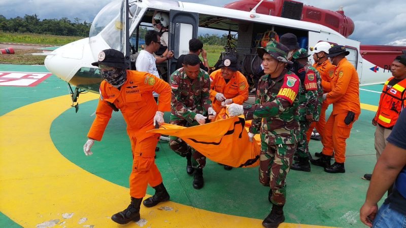 Para korban saat diturunkan dari helikopter usai berhasil dievakuasi ke Mimika. (Foto: Istimewa/SAR Timika)