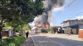 Sejumlah rumah dibakar massa di Yalimo, Papua Pegunungan, Selasa (16/9/2025). (Foto: Istimewa)