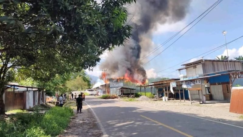 Sejumlah rumah dibakar massa di Yalimo, Papua Pegunungan, Selasa (16/9/2025). (Foto: Istimewa)