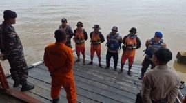 Tim SAR gabungan dikerahkan untuk melakukan pencarian terhadap 7 penumpang perahu terbalik di perairan Asmat. (Foto: Istimewa/Humas SAR Timika) 