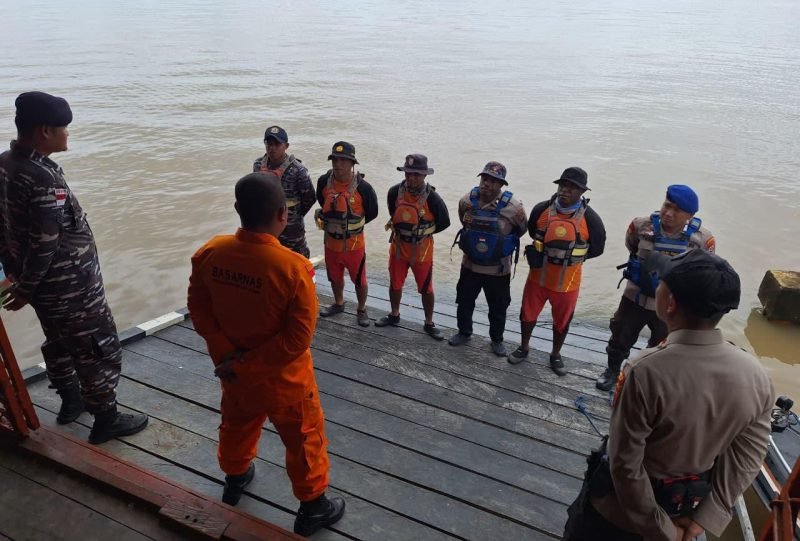 Tim SAR gabungan dikerahkan untuk melakukan pencarian terhadap 7 penumpang perahu terbalik di perairan Asmat. (Foto: Istimewa/Humas SAR Timika) 