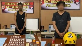 Kedua pelaku tindak pidana narkotika yang berhasil dibekuk polisi. (Foto: Istimewa/Humas Polres Mimika)