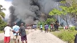 Sejumlah rumah di Yalimo, Papua Pegunungan, dibakar massa akibat persoalan ujaran seorang siswa yang menyinggung temannya. (Foto: Istimewa/Tangkapan layar video amatir)