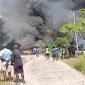 Sejumlah rumah di Yalimo, Papua Pegunungan, dibakar massa akibat persoalan ujaran seorang siswa yang menyinggung temannya. (Foto: Istimewa/Tangkapan layar video amatir)