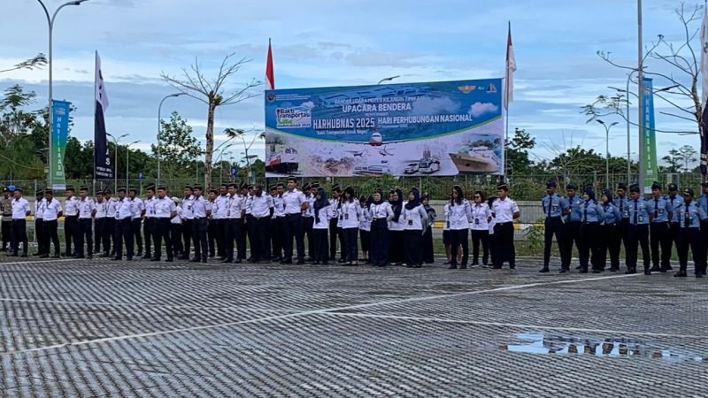 Pelaksanaan upacara peringatan Harhubnas di halaman Kantor UPBU Mozes Kilangin Timika. (Foto: Galeri Papua/Ahmad)