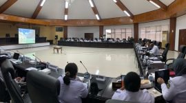 Suasana RDP Komisi III DPRK Mimika bersama jajaran Dinas Kesehatan di ruang rapat Kantor DPRK Mimika, Rabu (17/9/2025). (Foto: Galeri Papua/Ahmad)