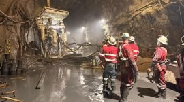 Tim dari PTFI sedang berada di terowongan bawah tanah guna melakukan upaya evakuasi terhadap ketujuh pekerja yang terjebak. (Foto: Istimewa/Dokumen PTFI)