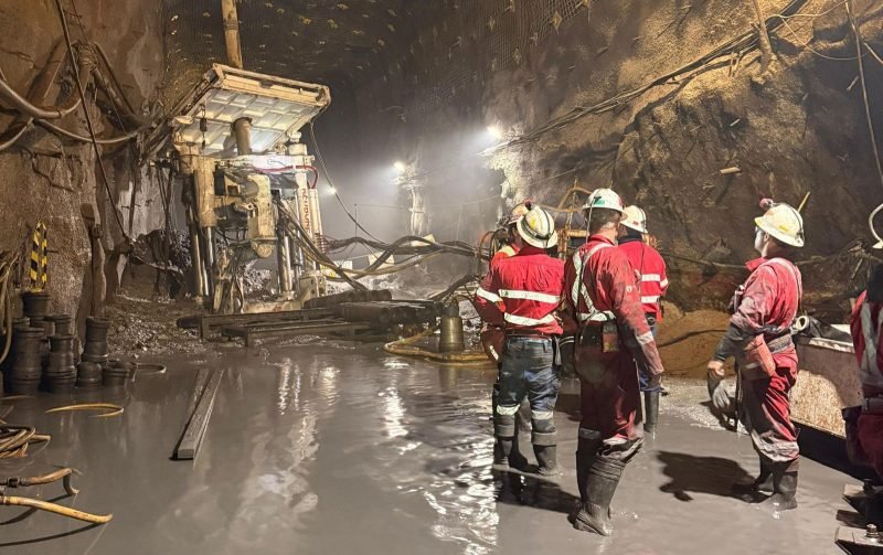 Tim dari PTFI sedang berada di terowongan bawah tanah guna melakukan upaya evakuasi terhadap ketujuh pekerja yang terjebak. (Foto: Istimewa/Dokumen PTFI)