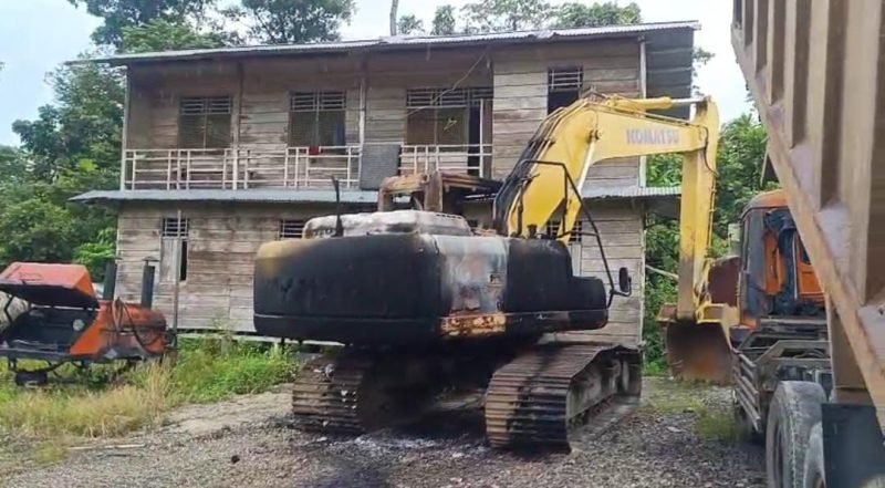 Kondisi excavator setelah dibakar OTK di Mimika, Papua Tengah. (Foto: Istimewa)