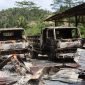 Sejumlah kendaraan dan bangunan ludes dibakar massa dalam kerusuhan di Yalimo, Papua Pegunungan. (Foto: Istimewa/Humas Polda Papua)