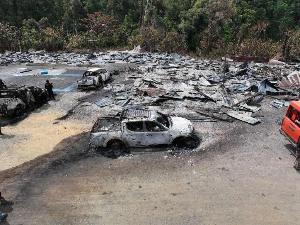 Sejumlah kendaraan dan bangunan ludes dibakar massa dalam kerusuhan di Yalimo, Papua Pegunungan. (Foto: Istimewa/Humas Polda Papua)