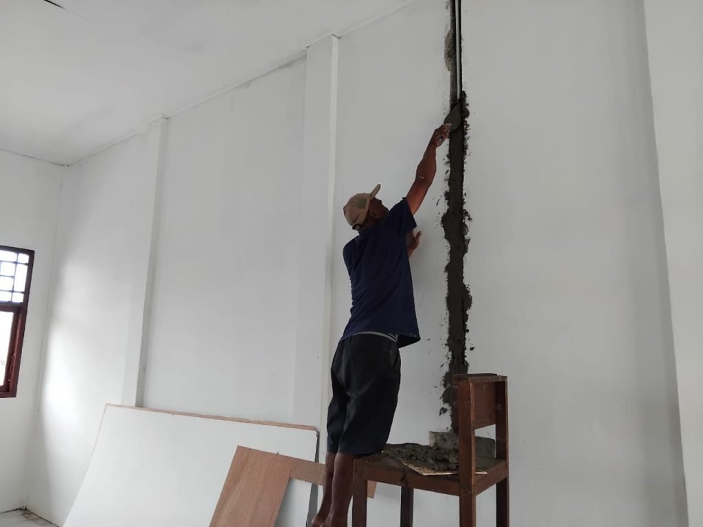 Proses renovasi ruang kelas menjadi ruang UKS di SMPN 1 Kenyam oleh Kodim 1706/Nduga. (Foto: Istimewa/Kodim 1706 Nduga)