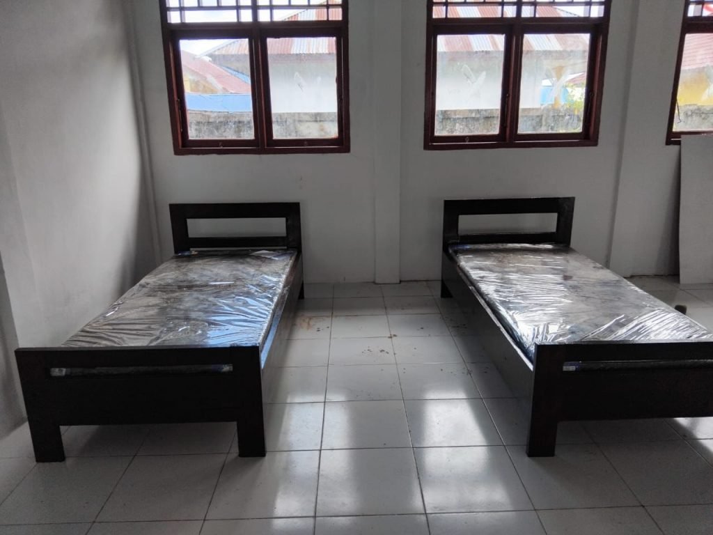 Hasil renovasi ruang kelas menjadi ruang UKS di SMPN 1 Kenyam oleh Kodim 1706/Nduga. (Foto: Istimewa/Kodim 1706 Nduga)