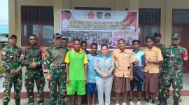 Foto bersama pihak Kodim 1706/Nduga dan SMPN 1 Kenyam. (Foto: Istimewa/Kodim 1706 Nduga)