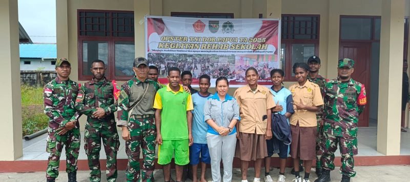 Foto bersama pihak Kodim 1706/Nduga dan SMPN 1 Kenyam. (Foto: Istimewa/Kodim 1706 Nduga)