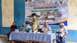 Masyarakat Imekko mengikuti sosialisasi program pemerintah di Kampung Sayolo, Teminabuan, Sorsel, Papua Barat Daya. (Foto: Galeri Papua/Bele Pulo)