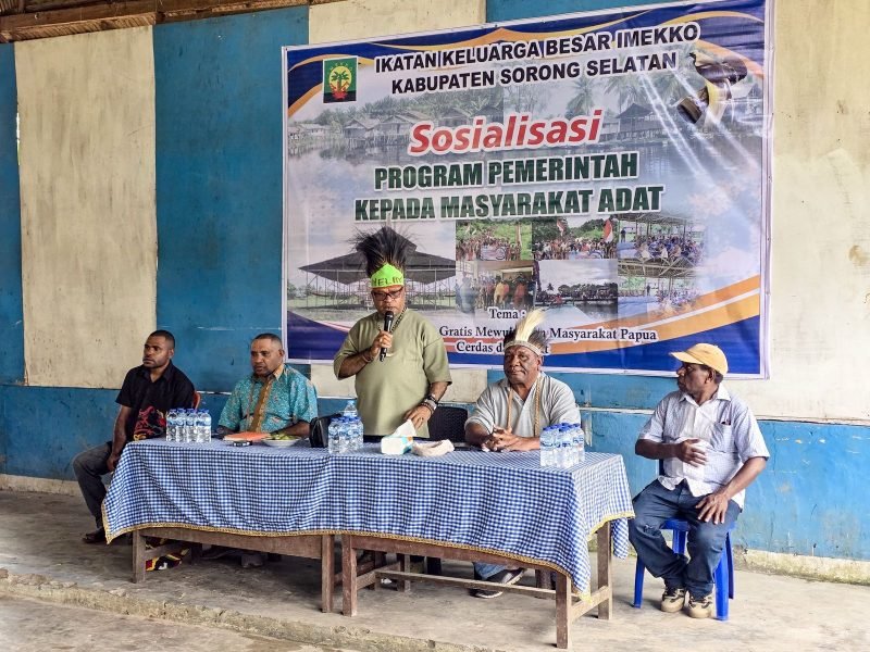 Masyarakat Imekko mengikuti sosialisasi program pemerintah di Kampung Sayolo, Teminabuan, Sorsel, Papua Barat Daya. (Foto: Galeri Papua/Bele Pulo)