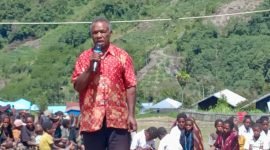 Pendeta (Pdt.) Utnabek Lokbere menyampaikan sejumlah tuntutan kepada Pemerintah Daerah dan Pemerintah Pusat saat kunjungan kerja Pelaksana Tugas (Plt.) Bupati Nduga, Yoas Beon, bersama beberapa dinas terkait di Mbua, Rabu (17/9/2025). (Foto: Istimewa)