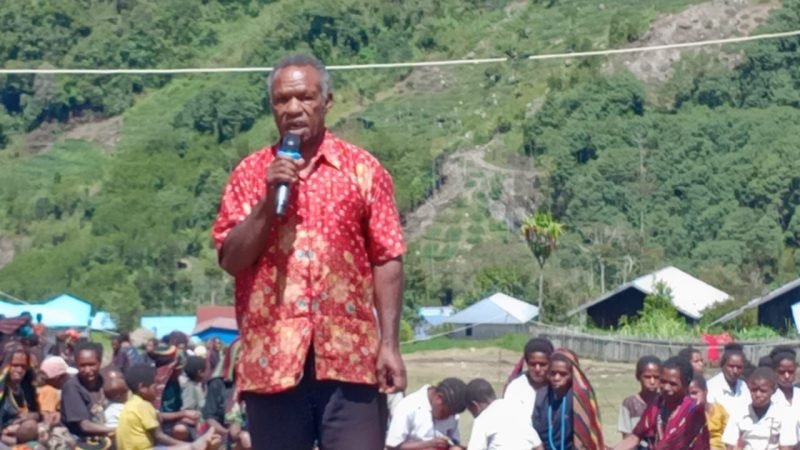 Pendeta (Pdt.) Utnabek Lokbere menyampaikan sejumlah tuntutan kepada Pemerintah Daerah dan Pemerintah Pusat saat kunjungan kerja Pelaksana Tugas (Plt.) Bupati Nduga, Yoas Beon, bersama beberapa dinas terkait di Mbua, Rabu (17/9/2025). (Foto: Istimewa)