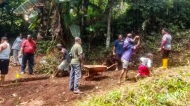 Warga masyarakat RT 04, RW 01, Kompleks Dok 8 Kali, Kelurahan Imbi, Distrik Jayapura Utara, bergotong royong membuka jalan. (Foto: Istimewa/Warga Distrik Jayapura Utara)