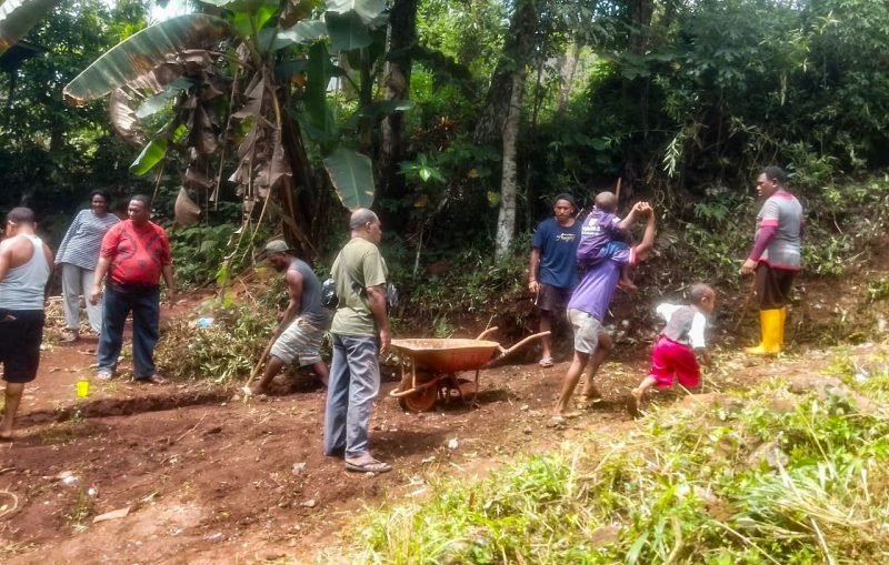 Warga masyarakat RT 04, RW 01, Kompleks Dok 8 Kali, Kelurahan Imbi, Distrik Jayapura Utara, bergotong royong membuka jalan. (Foto: Istimewa/Warga Distrik Jayapura Utara)