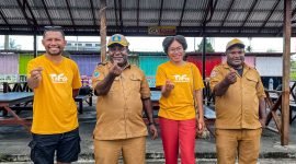 Foto Bersama TIFA Creative dan pihak Dinas Koperasi dan UMKM Mimika usai konferensi pers di Pasar Sentral Timika, Selasa (23/9/2025). (Foto: Galeri Papua/Endy Langobelen)