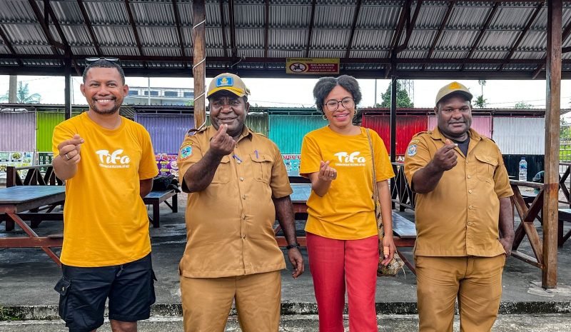 Foto Bersama TIFA Creative dan pihak Dinas Koperasi dan UMKM Mimika usai konferensi pers di Pasar Sentral Timika, Selasa (23/9/2025). (Foto: Galeri Papua/Endy Langobelen)