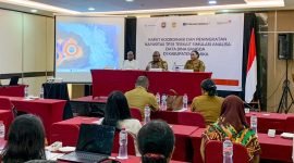 Wakil Bupati Mimika, Emanuel Kemong, sedang menyampaikan sambutan dalam pembukaan rapat koordinasi di Ballroom Hotel Horison Diana Timika, Selasa (23/9/2025). (Foto: Galeri Papua/Ahmad)
