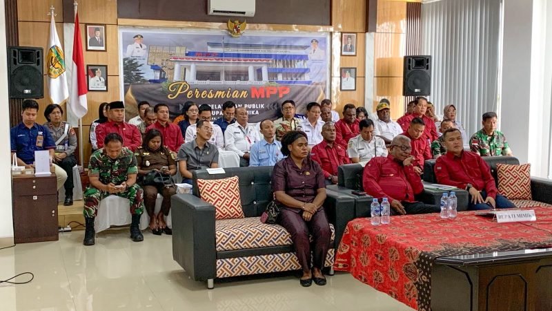 Bupati Mimika, Johannes Rettob, beserta para pihak terkait saat mengikuti proses peresmian secara daring. (Foto: Galeri Papua/Ahmad)