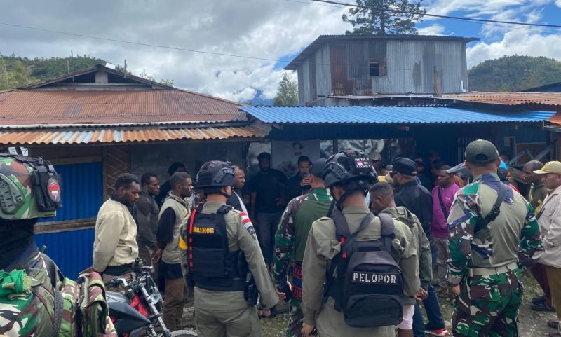 Satgas Korpasgat Oksibil bersama Pemerintah Daerah Kabupaten Pegunungan Bintang, serta unsur TNI dan Polri, menggelar patroli gabungan di Distrik Oksibil, Kabupaten Pegunungan Bintang, Papua Pegunungan, Selasa (23/9/2025). (Foto: Istimewa/Satgas Korpasgat Oksibil)