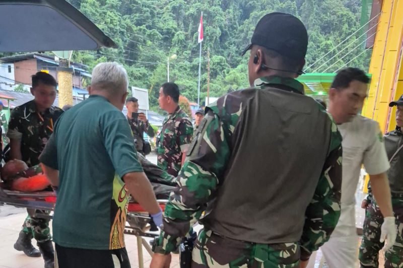 Proses evakuasi para personel yang tertembak di Distrik Kiwirok, Kabupaten Pegunungan, Papua Pegunungan, Kamis (25/9/2025). (Foto: Istimewa)