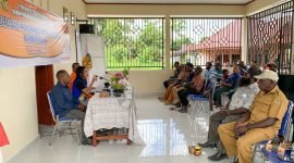Pembukaan sosialisasi yang berlangsung di Balai Kampung Iwaka, Distrik Iwaka, Mimika, Papua Tengah, Jumat (26/9/2025). (Penulis: Galeri Papua/Ahmad)