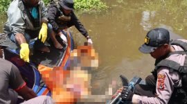Polisi mengevakuasi jenazah korban penembakan KKB di salah satu sungai di Distrik Kolf Braza, Kabupaten Asmat, Papua Selatan, Jumat (26/9/2025). (Foto: Istimewa/Humas Polres Asmat)