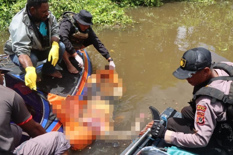 Polisi mengevakuasi jenazah korban penembakan KKB di salah satu sungai di Distrik Kolf Braza, Kabupaten Asmat, Papua Selatan, Jumat (26/9/2025). (Foto: Istimewa/Humas Polres Asmat)
